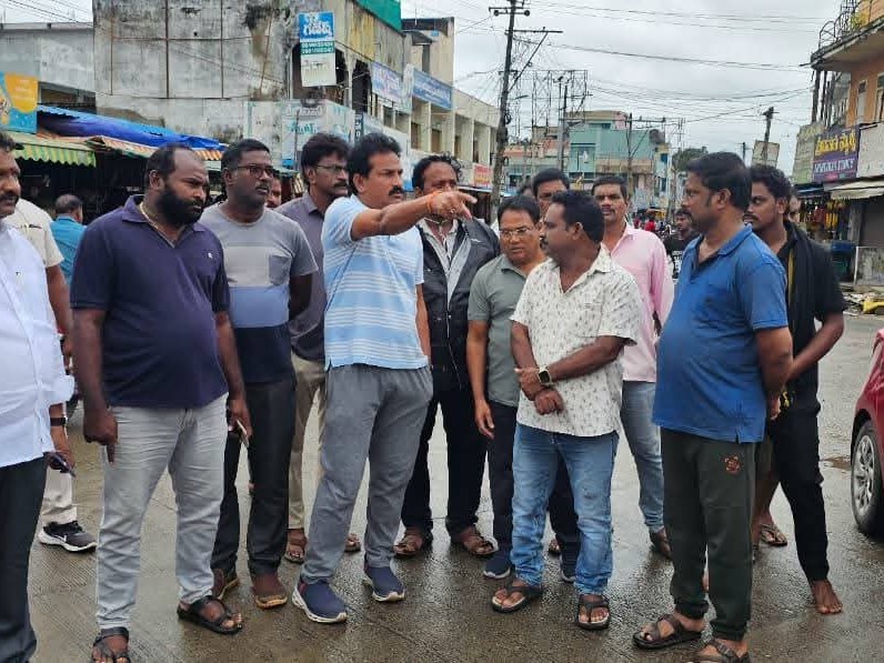 తుఫాన్ ప్రభావిత ప్రాంతాలను సందర్శించిన ఎమ్మెల్యే