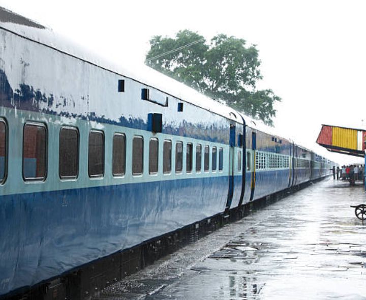 రైలు పట్టాలపైకి వరద.. నిలిచిన ట్రైన్స్