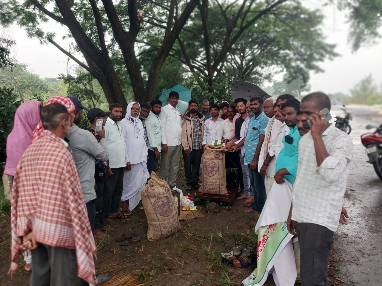 ధాన్యం కొనుగోలు కేంద్రాలు ప్రారంభించిన అధికారులు