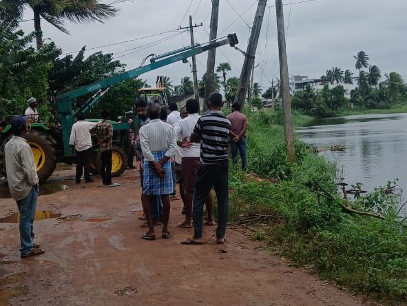 ఈదురు గాలులకు వంగిన విద్యుత్ స్తంభం