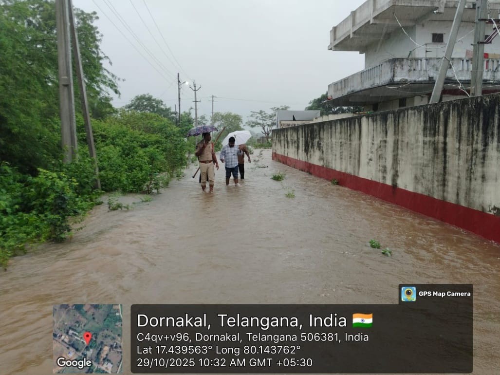 నీట మునిగిన ప్రాంతాలను పరిశీలించిన ఎస్సై