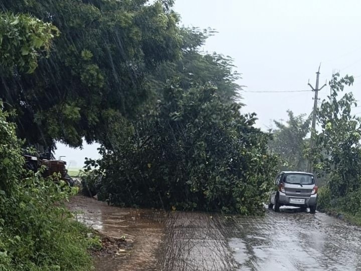 తుఫాన్ ఎఫెక్ట్.. రాకపోకలు బంద్