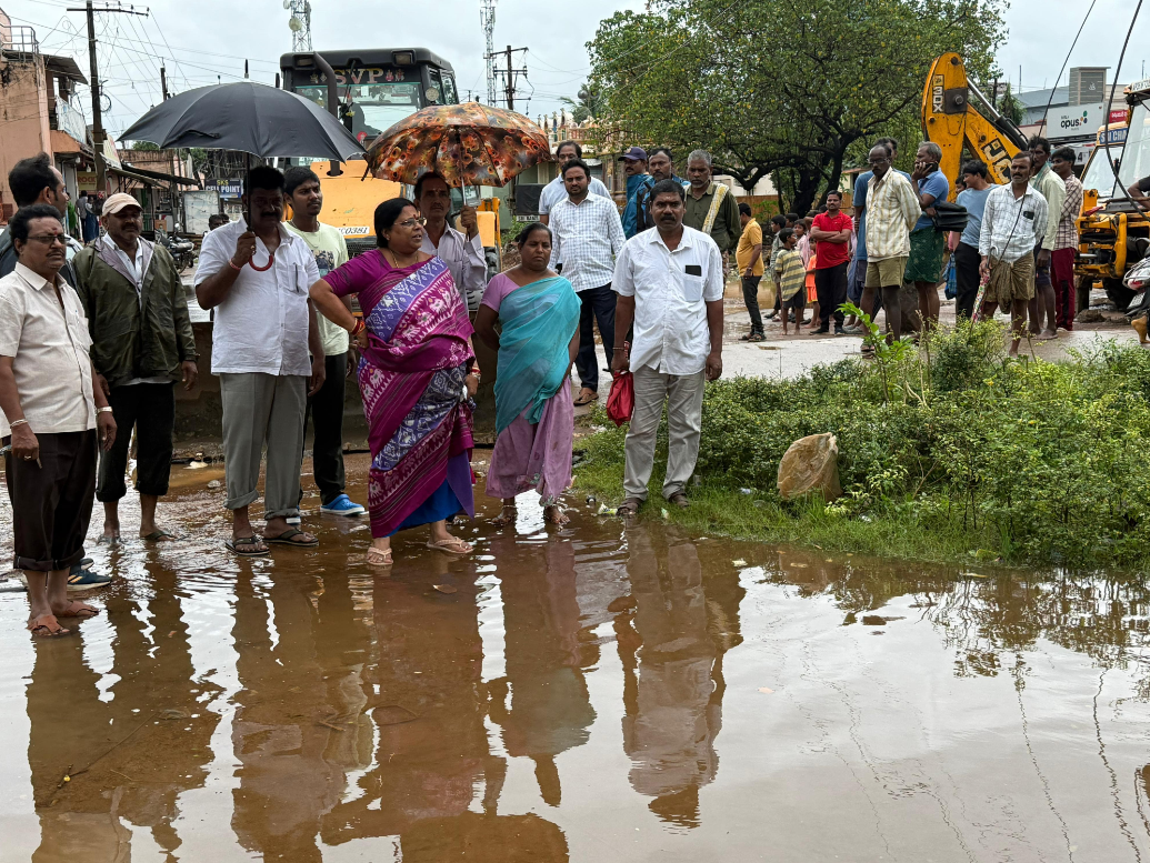 పనులను పర్యవేక్షించిన స్థానిక ఎమ్మెల్యే