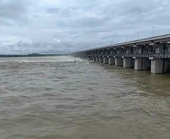 ‘పరివాహక ప్రాంత ప్రజలు అప్రమత్తంగా ఉండాలి’