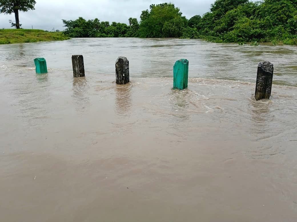 ఎర్ర వాగు ఉధృతికి రెండు గ్రామాలకు రాకపోకలు బంద్