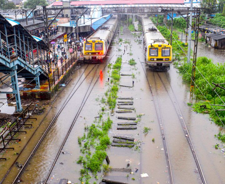 తుఫాన్ ప్రభావంతో 127 రైళ్లు రద్దు