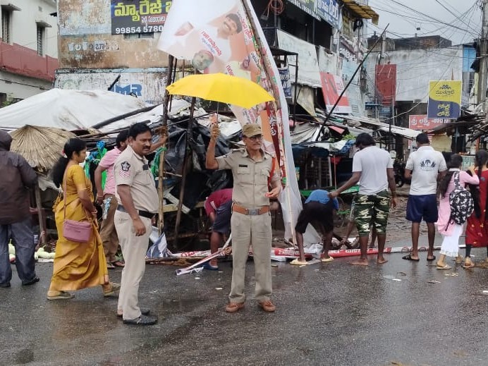 ఫ్లెక్సీలను తొలగించిన పోలీసులు