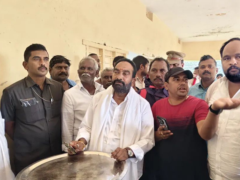 పునరావాస కేంద్రాలను సందర్శించిన మాచర్ల ఎమ్మెల్యే