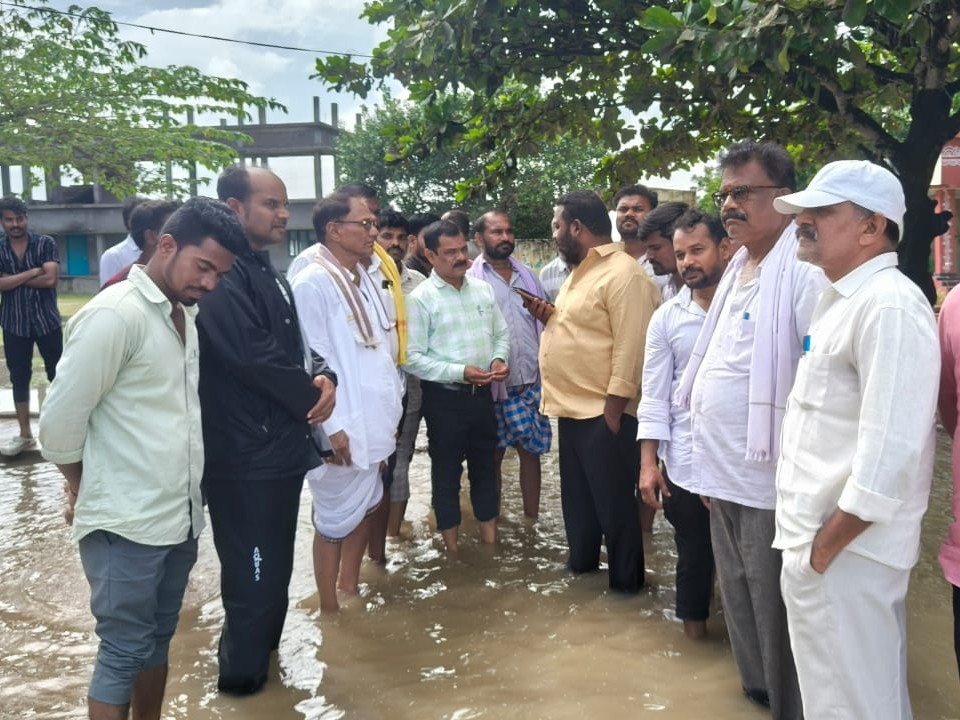వరద నీరు బయటకు వెళ్లేలా చర్యలు చేపట్టండి :ప్రభుత్వ విప్