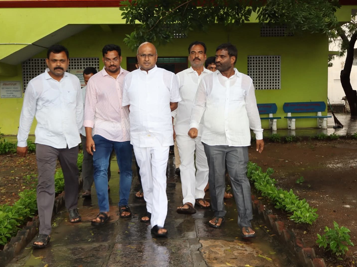 పునరావాస కేంద్రాల్లో మేయర్ పర్యటన