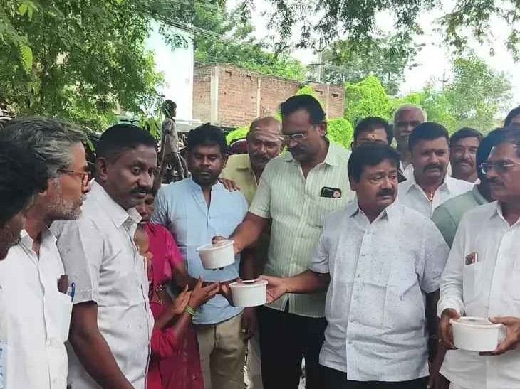 లోతట్టు ప్రాంతాల్లో భోజన ప్యాకెట్లుపంపిణీ