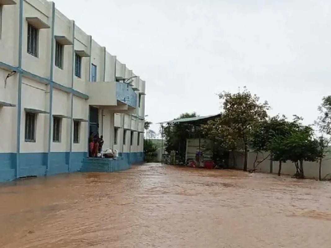 కేజీబీవీలోకి చేరిన వర్షపు నీరు