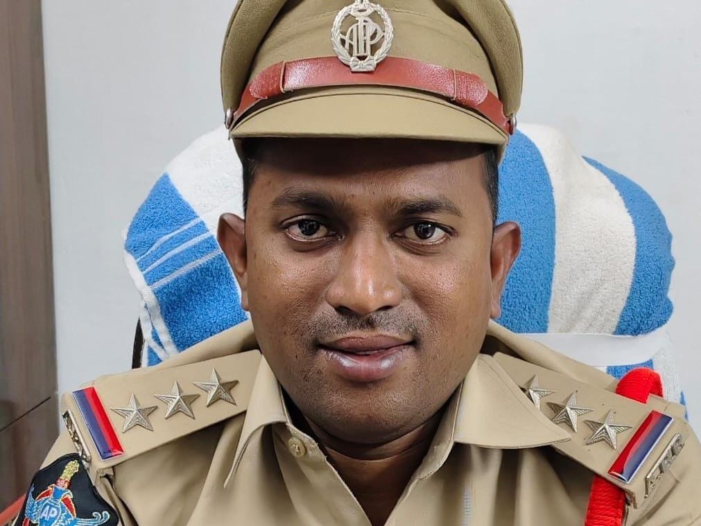 రక్తదాన శిబిరంలో ప్రతి ఒక్కరు పాల్గొనాలి : సీఐ