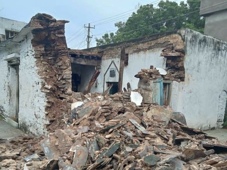 వర్షానికి కూలిన బ్రంహ్మంగారి నివాస గృహం