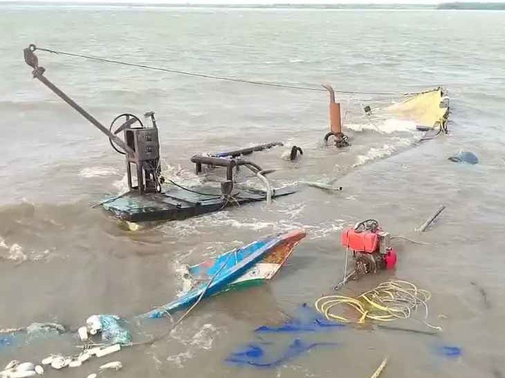 నాగాయలంక తీరంలో మత్స్యకారుల పడవలు ధ్వంసం