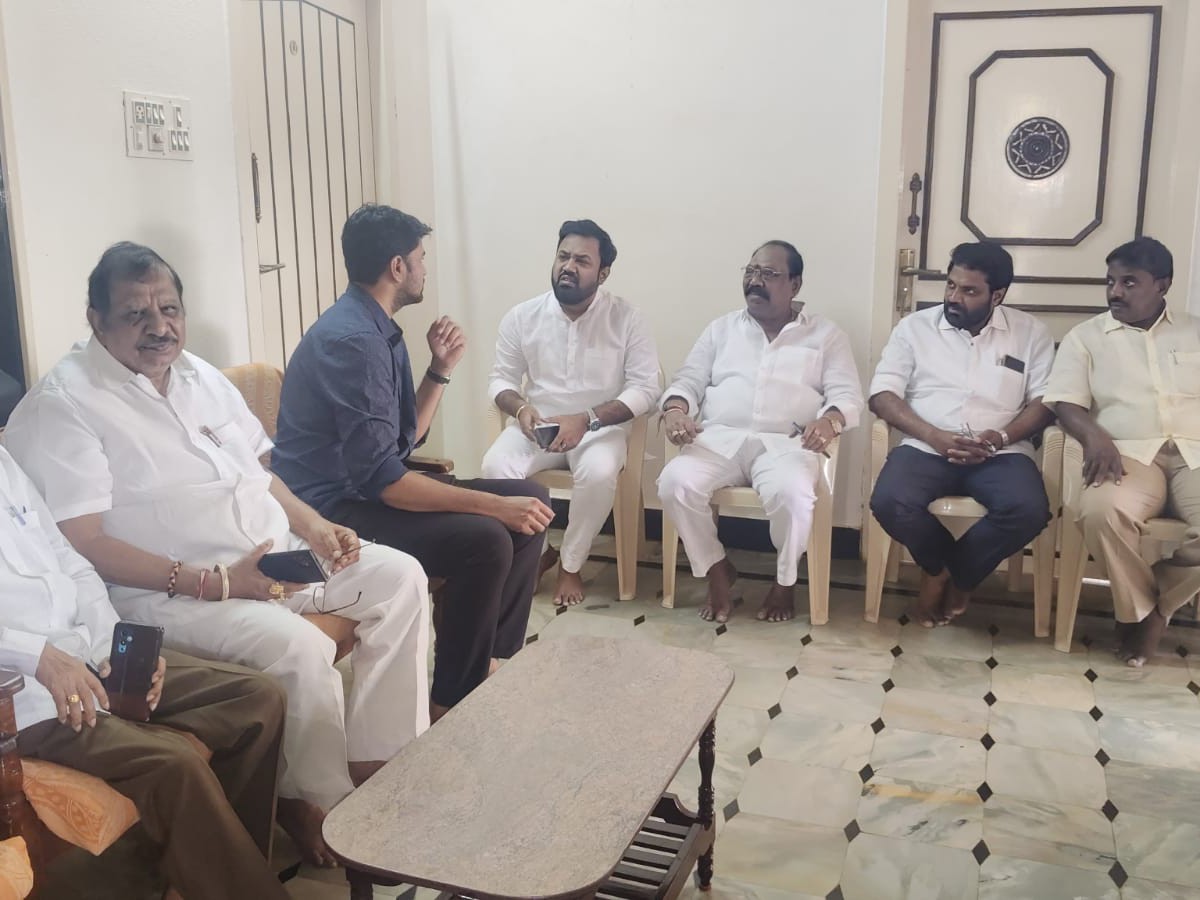 మాలేటి కుటుంబాన్ని పరామర్శించిన మాజీ ఎమ్మెల్యే