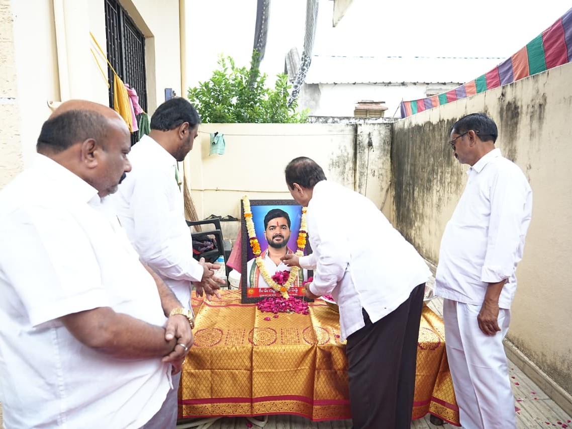 ‘కంది శ్రీ‌నివాస రెడ్డిని మాజీ కేంద్ర మంత్రి ప‌రామ‌ర్శ‌’