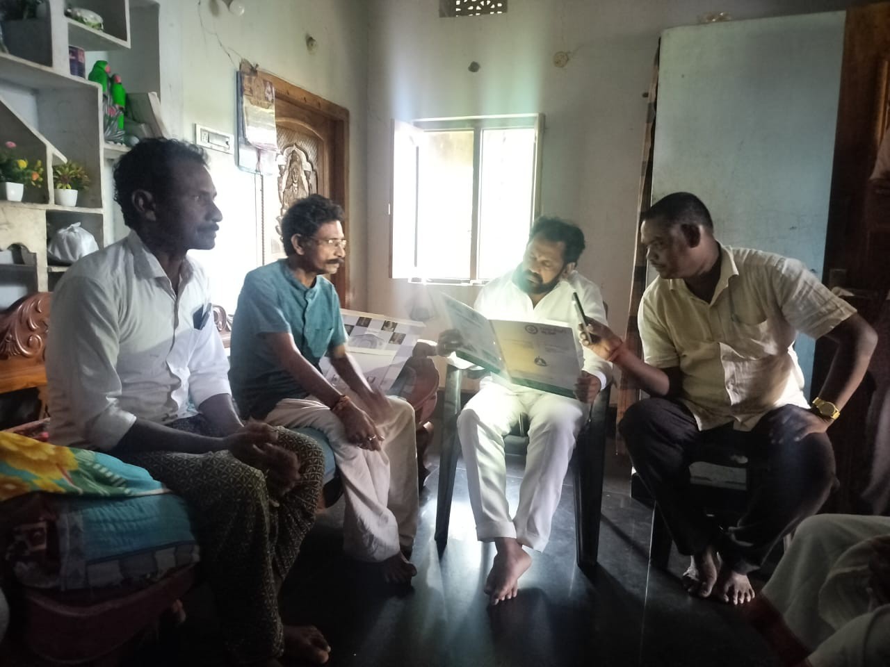 బీజేపీ నాయకుడును పరామర్శించిన ఎమ్మెల్యే