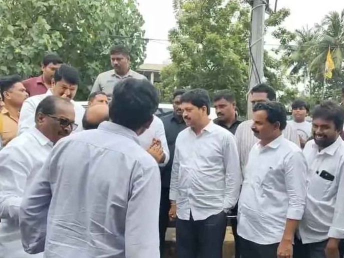 విద్యుత్ పునరుద్దరణ చర్యలు పరిశీలించిన మంత్రులు