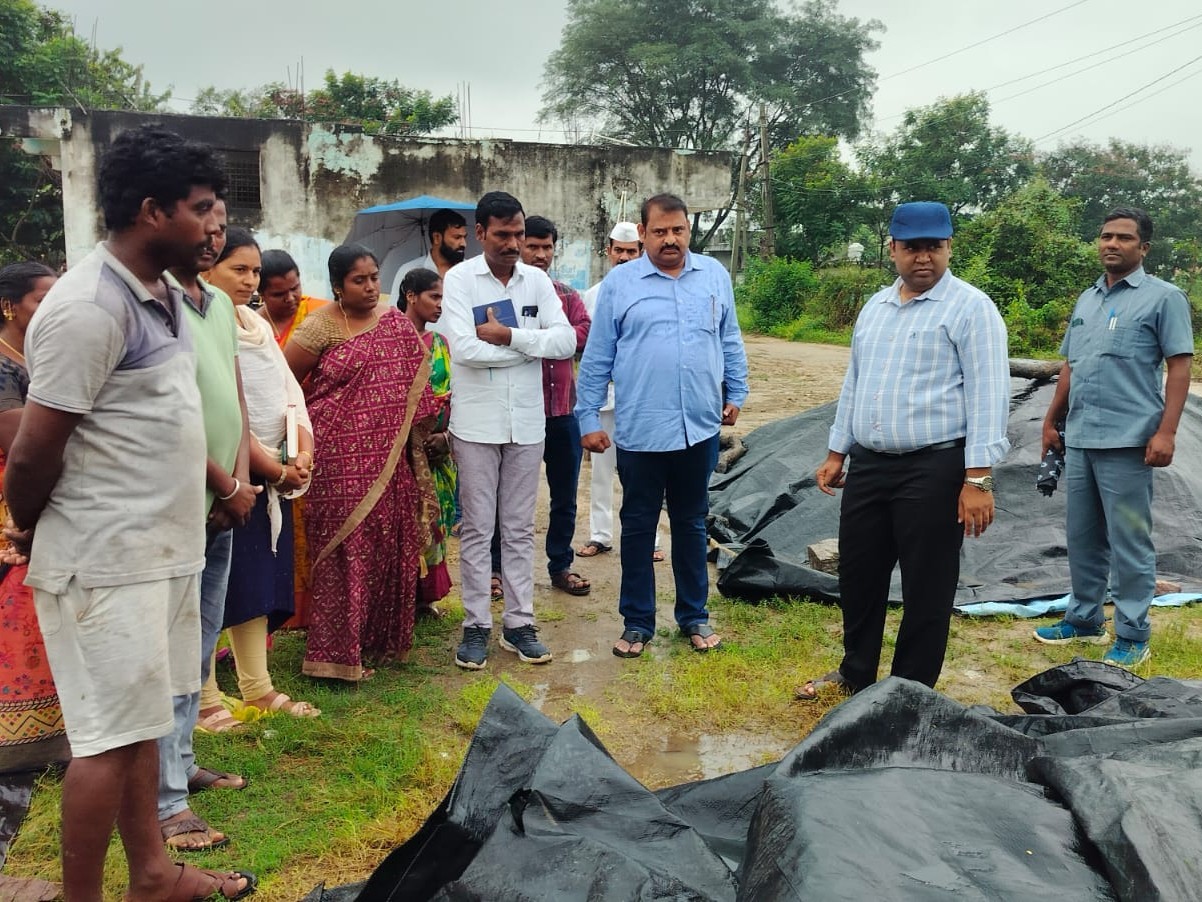 ధాన్యం కొనుగోలు కేంద్రం సందర్శించిన కలెక్టర్