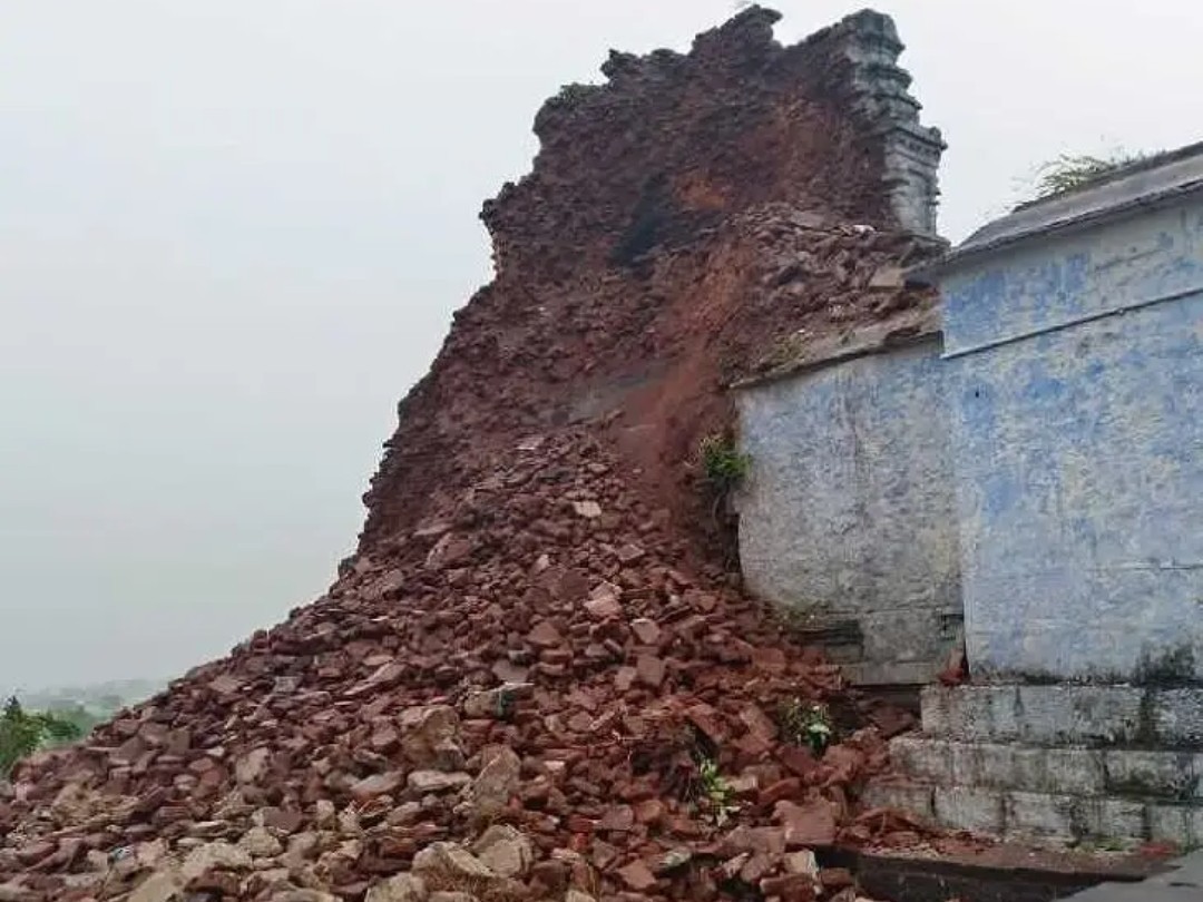 తుఫాను దెబ్బకు చెన్నకేశవ ఆలయ కలశం ధ్వంసం