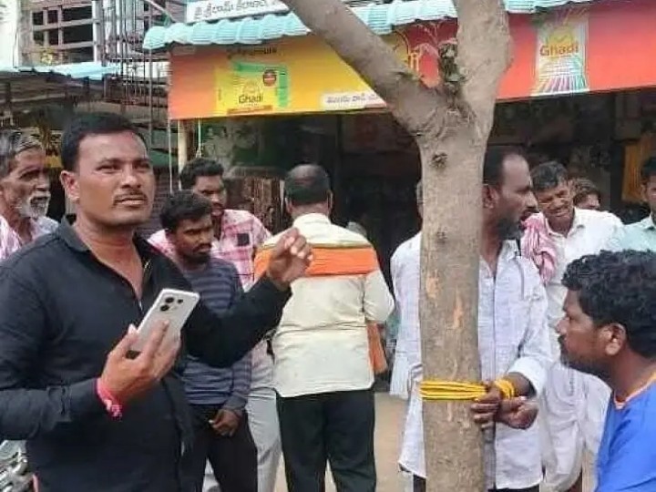 ఇందిరమ్మ లబ్ధిదారుడిని చెట్టుకు కట్టేసిన కాంట్రాక్టర్