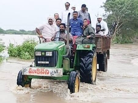 వరద ప్రభావిత ప్రాంతాల్లో పర్యటించిన కలెక్టర్
