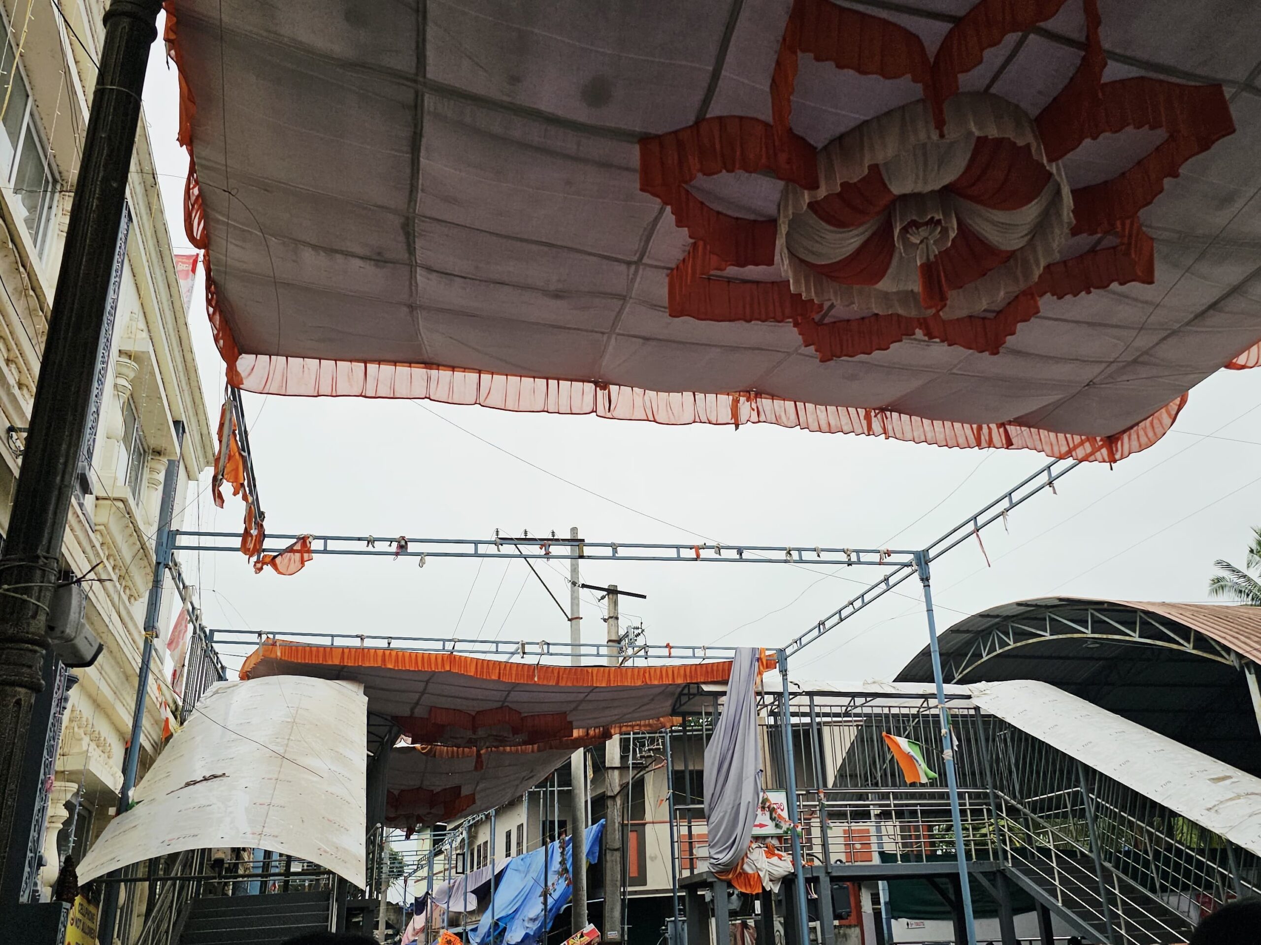 తుఫాన్ ఎఫెక్ట్.. ఆలయంలో దెబ్బతిన్న టెంట్లు