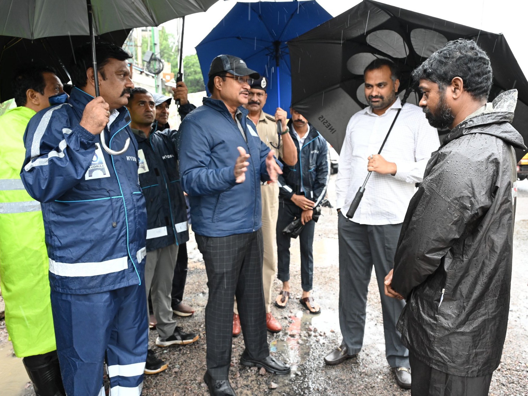 వర్ష ప్రభావిత ప్రాంతాలను పరిశీలించిన కమిషనర్లు