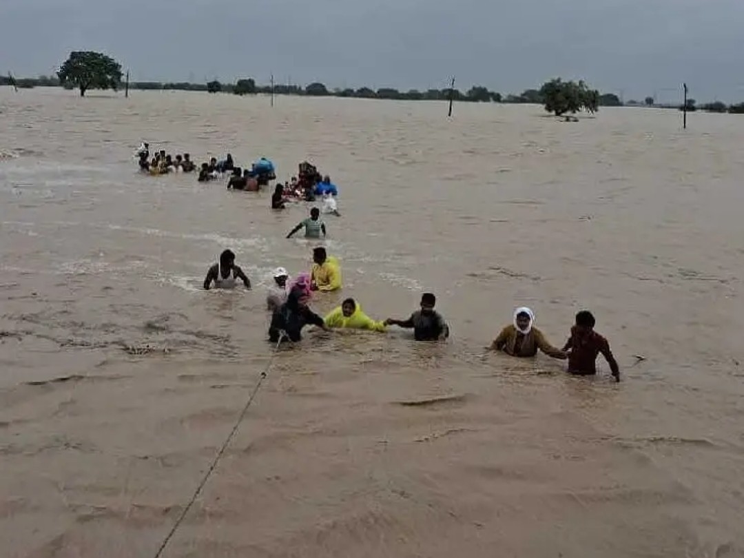పర్చూరులో వాగులో చిక్కుకున్న 20 మంది రెస్క్యూ