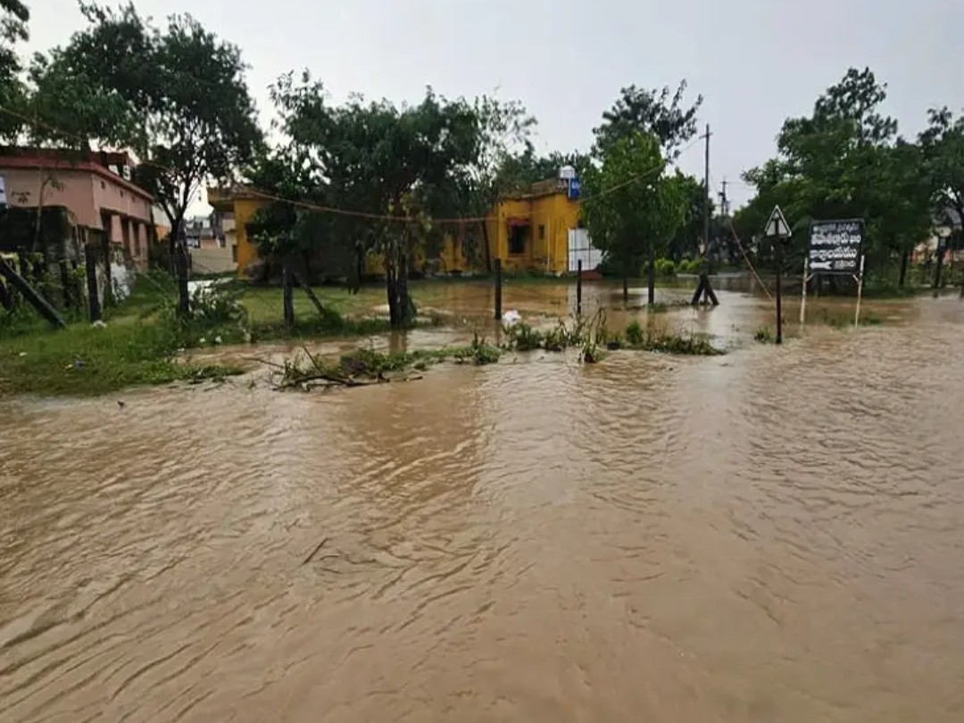 ప్రత్తిపాడు తహశీల్దార్ కార్యాలయం జలమయం..!