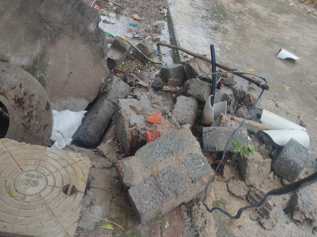 కోదాడలో భారీ వర్షం.. కూలిపోయిన ఇంటి ప్రహరీ గోడ