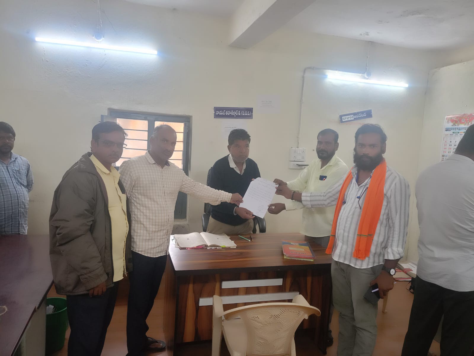 ‘మునిగేపల్లి – నాగ్ ధర్ రోడ్డుకి మరమ్మత్తులు చేయండి’