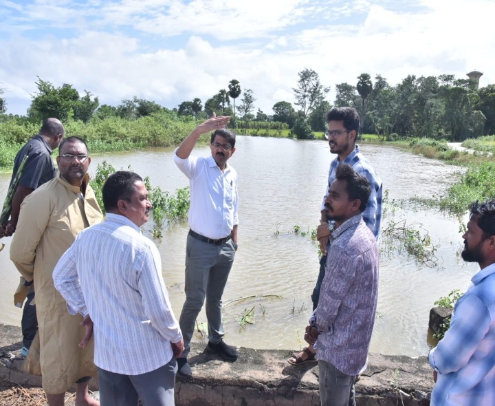 వరద ప్రభావిత ప్రాంతాల పరిశీలించిన కలెక్టర్