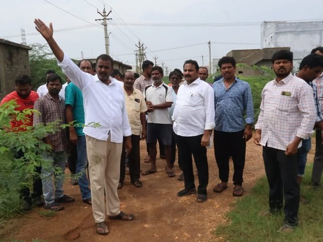 జగనన్న కాలనీలో ఎమ్మెల్యే ఇంటూరి పర్యటన