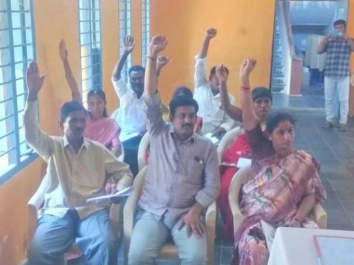 ఎంపీపీ, వైస్‌ ఎంపీపీలపై నెగ్గిన అవిశ్వాస తీర్మానం