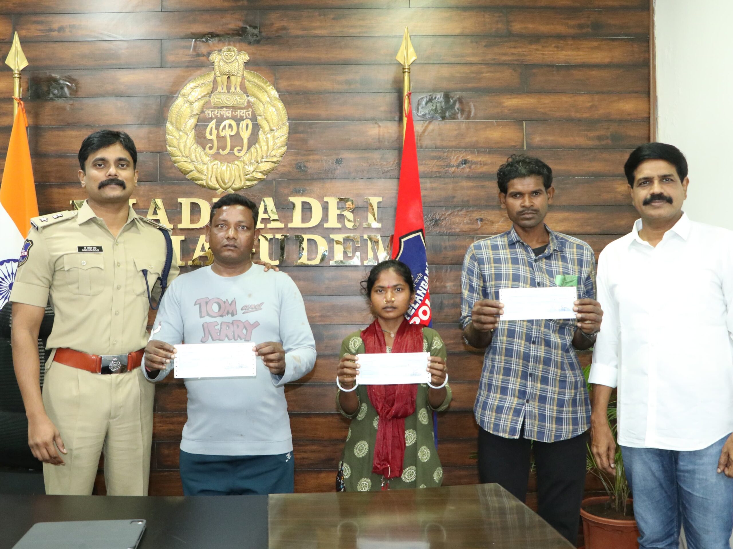 లొంగిపోయిన సభ్యులకు రివార్డు అందజేసిన ఎస్పీ