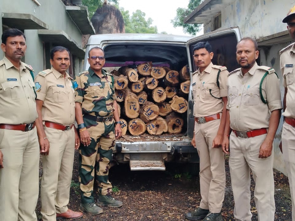 అక్రమంగా కలప తరలిస్తున్న వాహనం సీజ్