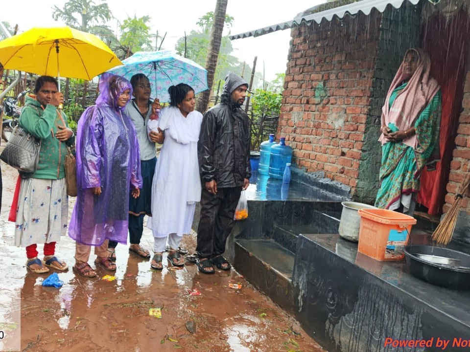 ఇంటింటికీ తిరుగుతూ అవగాహన