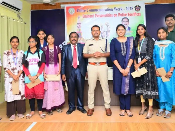 విజేతలకు బహుమతులు అందించిన ఎస్పీ