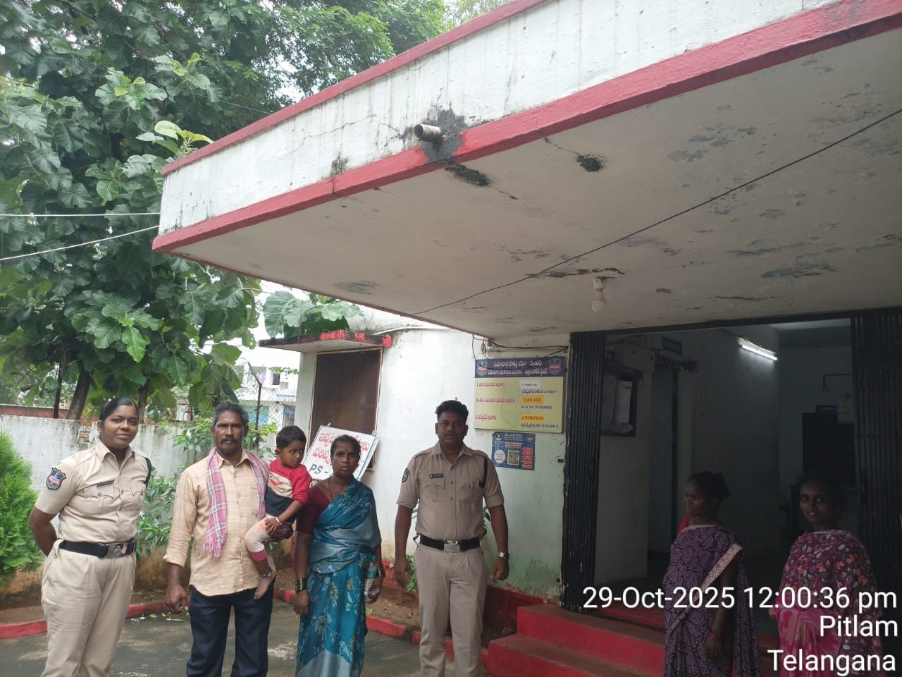 తప్పిపోయిన చిన్నారిని అప్పగింత