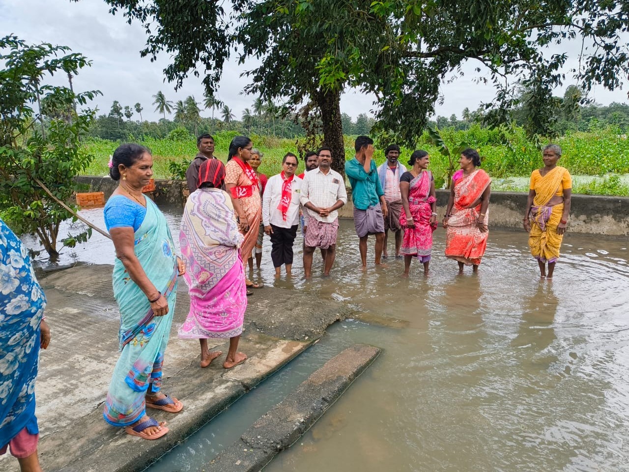 ‘దళిత కాలనీలో రోడ్డుతో పాటు రిటర్నింగ్ వాల్ నిర్మించాలి’