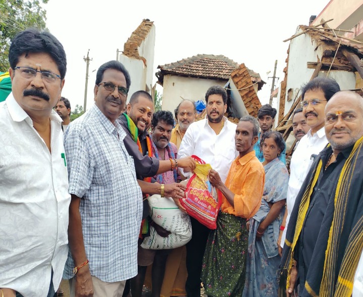 తుఫాన్ బాధితులను పరామర్శించిన టీడీపీ నేత