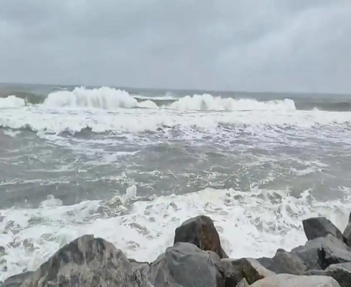 వాయుగుండంగా బలహీనపడిన మొంథా