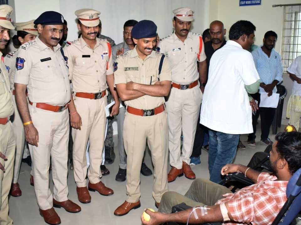 రక్తదానం.. మహాదానం: సీపీ