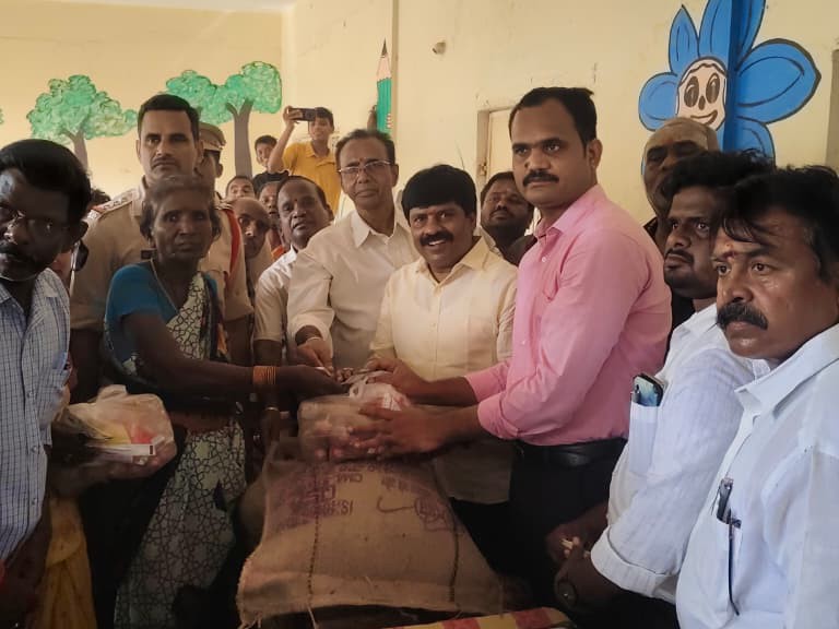 తుఫాన్ బాధితులకు  పరిహారం అందజేసిన ఎమ్మెల్యే