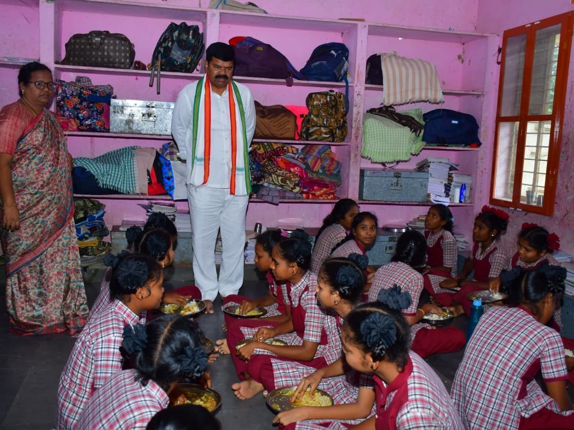 విద్యార్థుల సౌకర్యాలు అడిగి తెలుసుకున్న ఎమ్మెల్యే