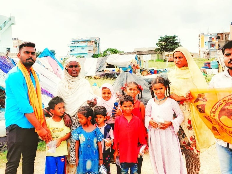 కార్మికులకు ఆహార ప్యాకెట్ల పంపిణీ చేసిన ABVP