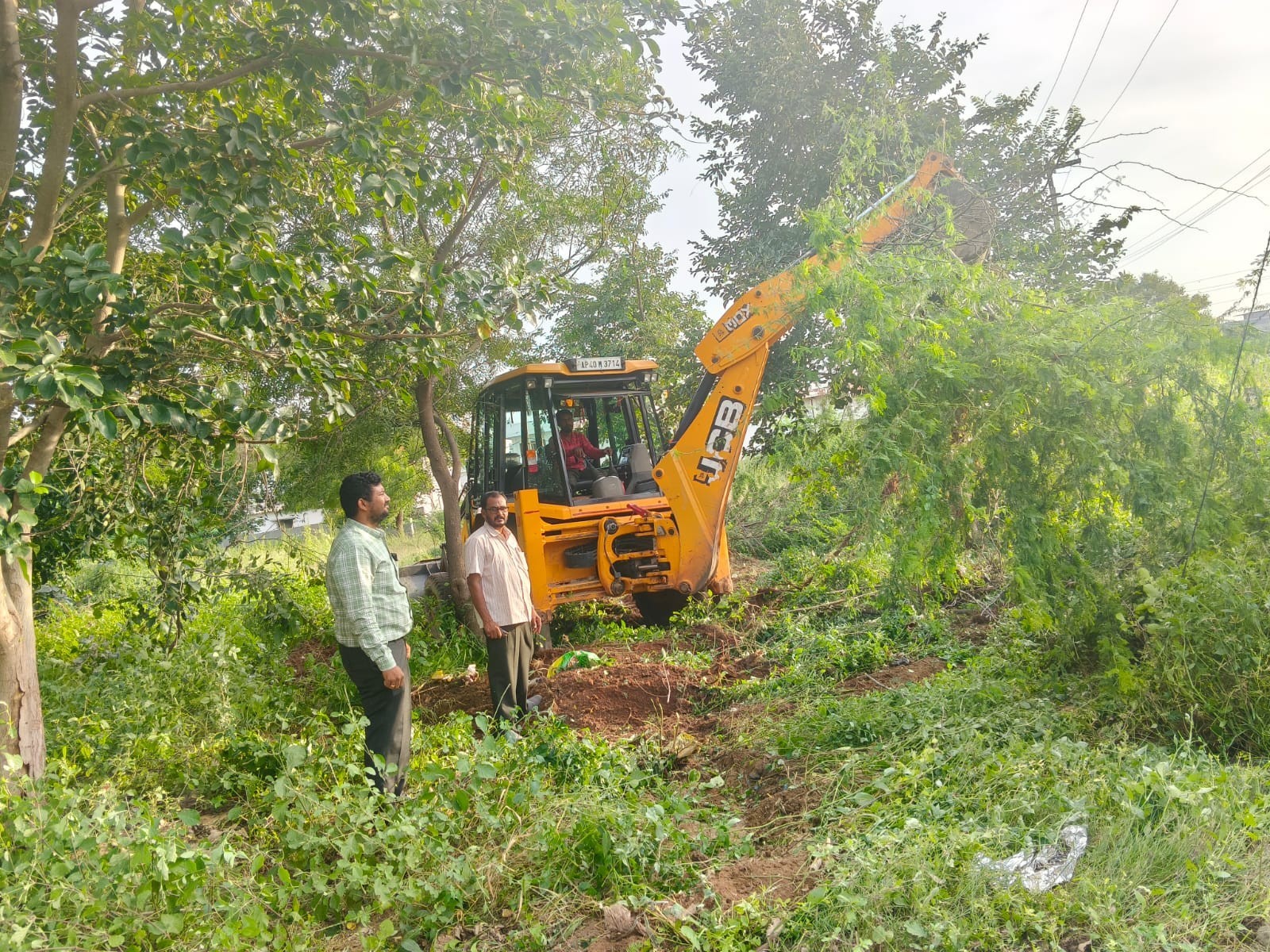 పారిశ్రామిక వాడలో జంగిల్ క్లియరెన్స్ పనులు