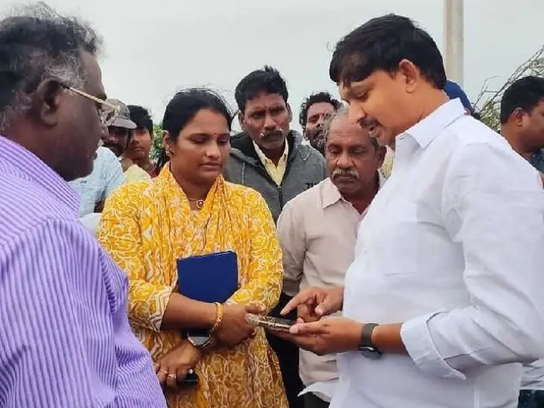 తుఫాన్ ప్రభావిత ప్రాంతాలను పరిశీలించిన ఎమ్మెల్యే